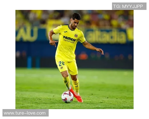 足球明星在绿茵场上背负对手奋力奔跑展现超凡实力与毅力