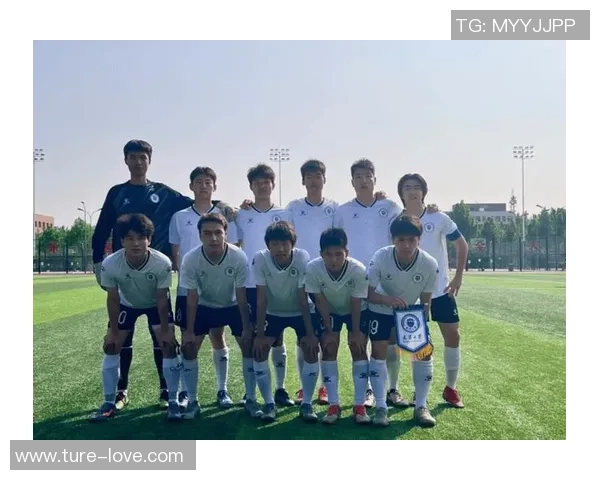 足球明星身着球服展现风采与魅力的精彩瞬间回顾